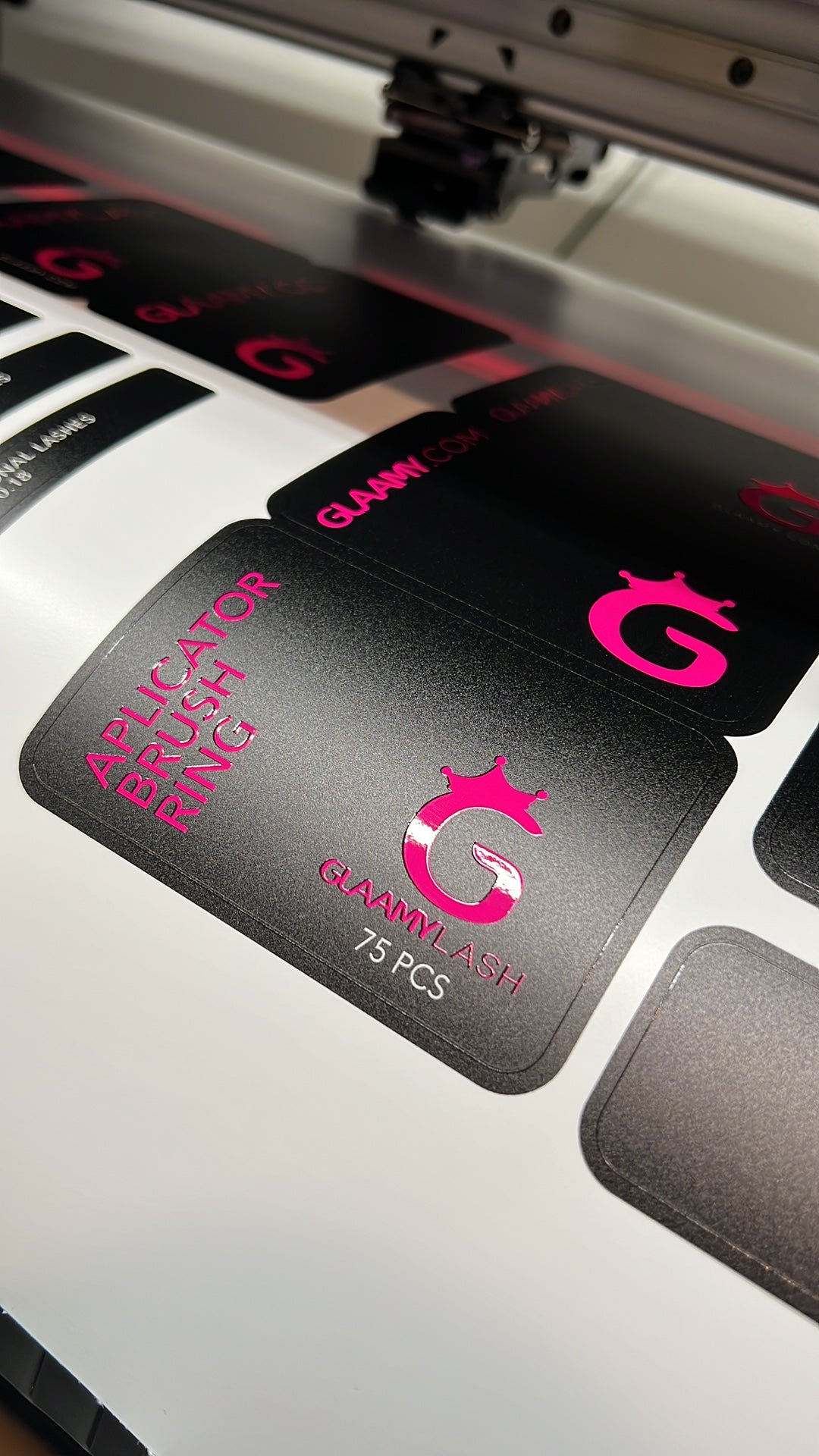 Stickers con acabado Spot UV brillante sobre base mate, detalle de textura